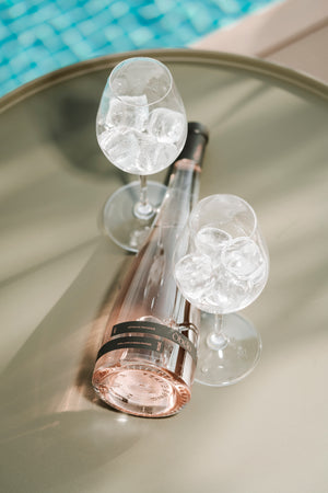 une bouteille de vin rosé obelo provence posée sur une table