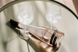 une bouteille de vin rosé obelo provence posée sur une table