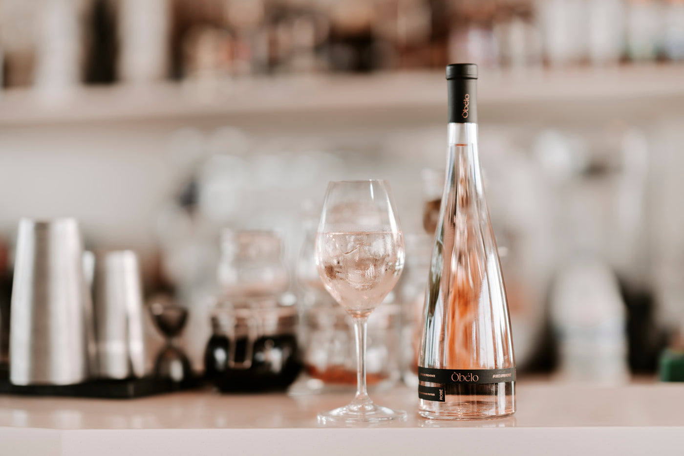 une bouteille de vin rosé obélo provence posée sur un bar